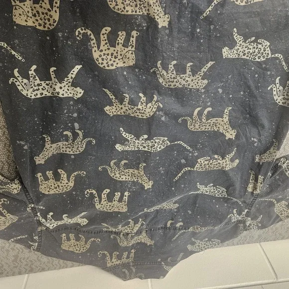 American Eagle Shirt Mens XS Blue Leopard Cheetah Button Front Short Sleeve - Picture 6 of 7